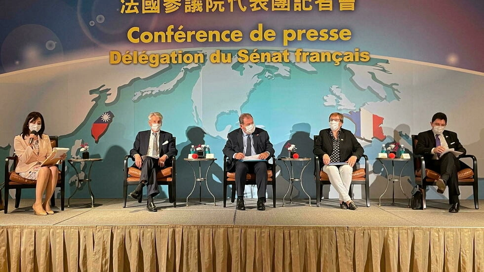2021年10月8日、台北で記者会見する訪台中のフランス上院代表団を率いるアラン・リシャール（2nd L）と他のフランス代表団のメンバー。REUTERS - YIMOU LEE