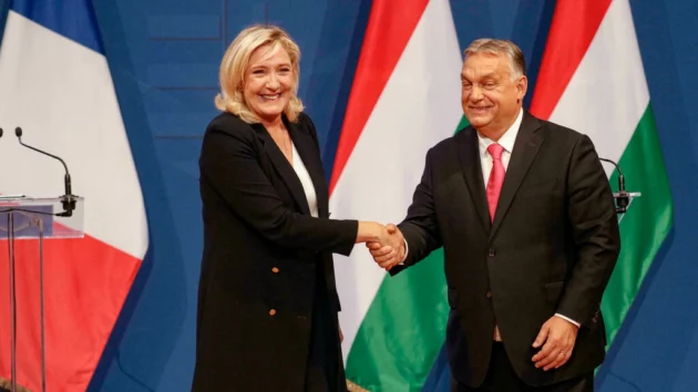 ハンガリーのヴィクトル・オルバン大統領、フランスのマリーヌ・ルペン氏をレッドカーペットで歓迎