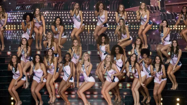 フランスのフェミニストたちがミス・フランスの美人コンテストに差別を訴える