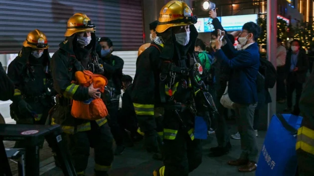 日本のドラマ：東京の電車内で男が乗客を襲撃