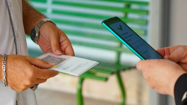 フランス、新型コロナの緊急事態、ヘルスパスの2022年7月までの延長が可能に