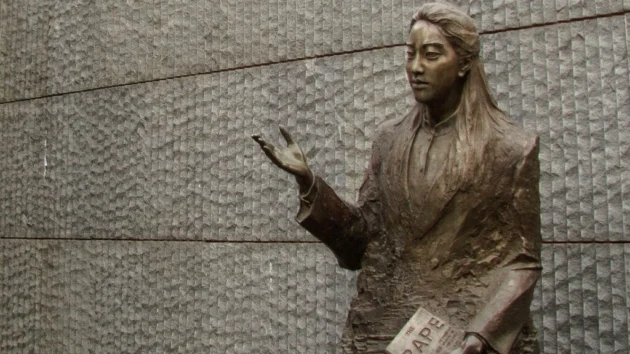 1937年の南京大虐殺の犠牲者の声を伝えるアイリス・チャン