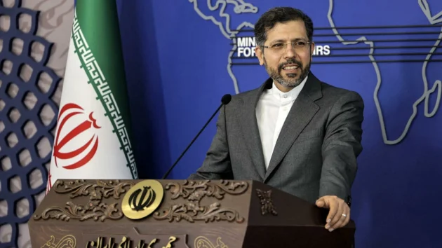 イランは2人のフランス人を逮捕し、パリは「即時釈放」を求めている。