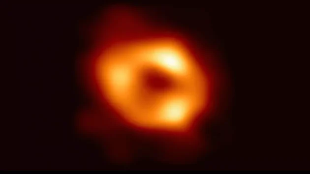 天の川銀河の中心部にある超巨大ブラックホールの写真を初めて公開