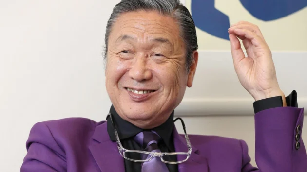 ファッション：デヴィッド・ボウイに服を着せたデザイナー、山本寛斎氏死去