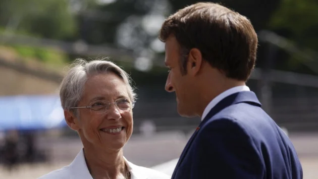 フランス：エマニュエル・マクロン、エリザベス・ボルネを首相に任命