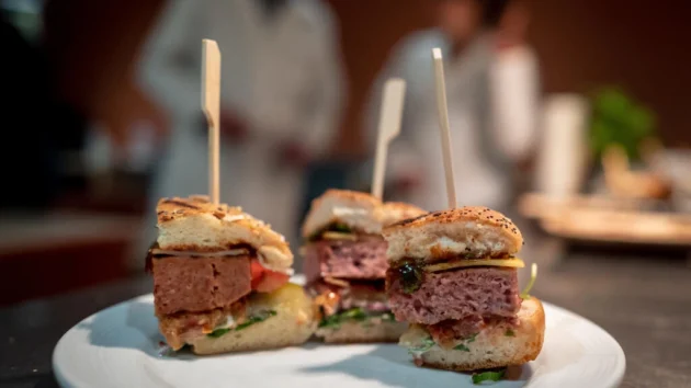 フランス、ベジタリアン向け肉に「ステーキ」「ソーセージ」の表示を禁止