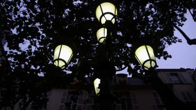 一部の都市では、お金を節約するために夜間に公共照明を消します