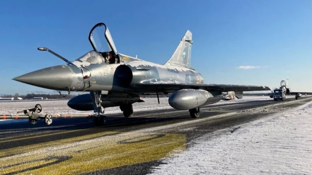 エストニアにいるフランスのミラージュ航空隊員に引き渡される