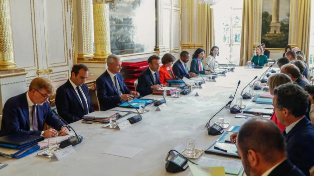 エマニュエル・マクロンが「豊かさの終わり」を警告するフランス人