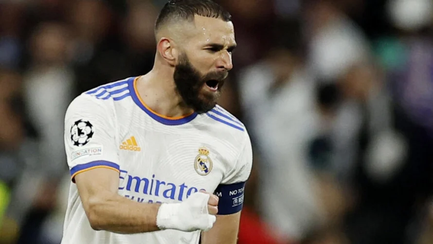 フランス代表のカリム・ベンゼマは、レアル・マドリードをスペイン優勝、チャンピオンズリーグ、スーパーカップに導いた彼のゴールの偉業により、UEFAの年間最優秀選手賞の3人の候補の一人になった。ロイター通信：フアン・メディナ