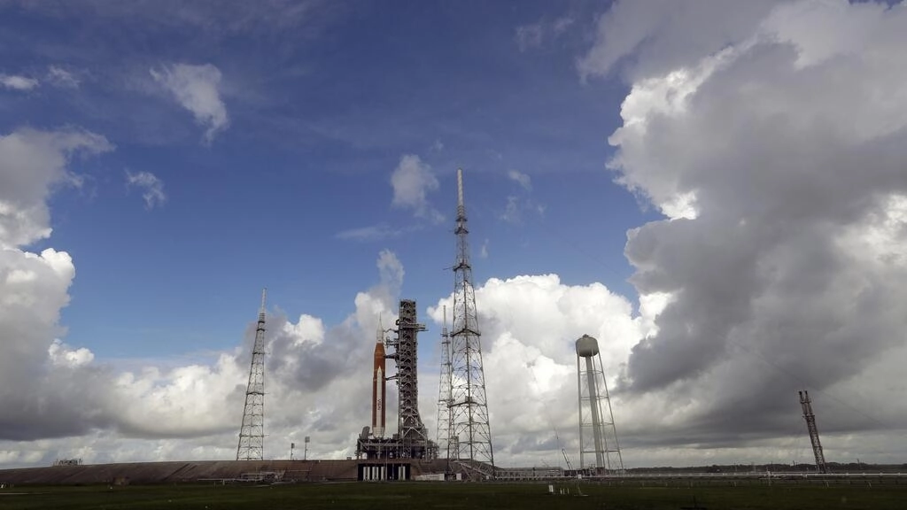 ケネディ宇宙センターの発射台に設置されたNASAの月ロケット（2022年8月28日撮影）。AP - John Raoux