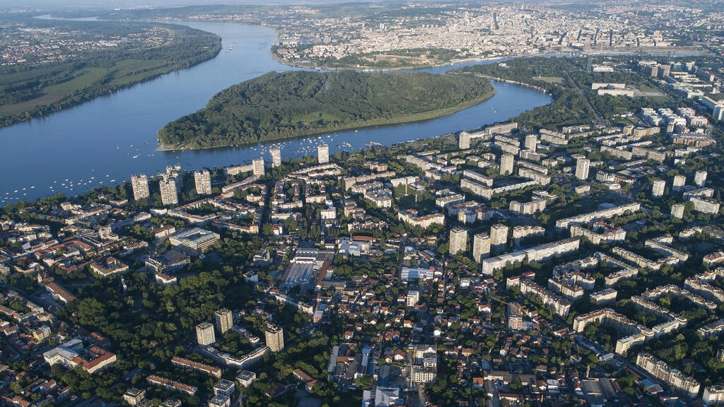セルビアの首都ベオグラードの空撮。© ウィキメディア・コモンズ CC BY-SA 4.0 Kristijan Ilic