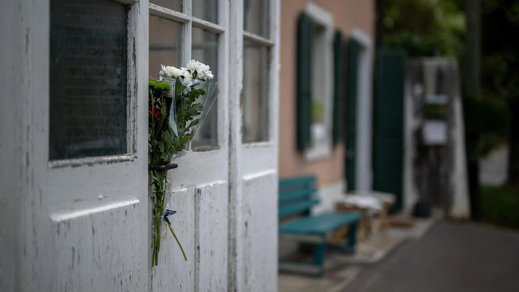 2022年9月13日、スイスのロールにあるジャン＝リュック・ゴダールの家の入り口に飾られた花々。AFP - ファブリス・コフリニ