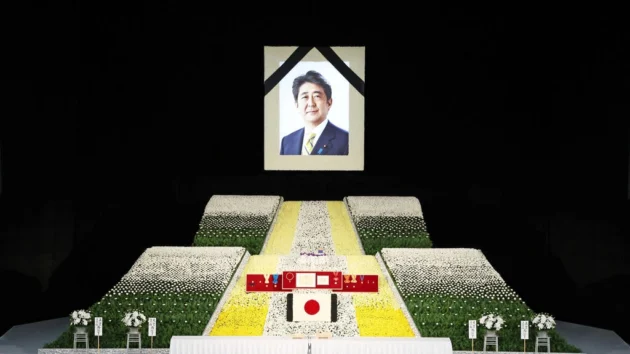 日本では、元首相の安倍晋三の物議を醸す国葬
