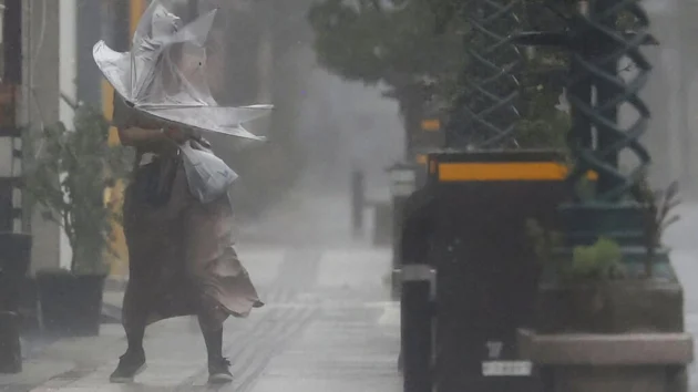 超台風ナンマドールが日本を襲ったため、何千もの避難所