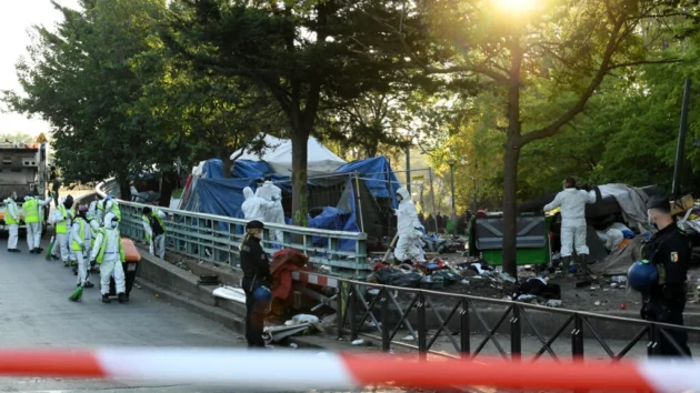 パリでクラックキャンプを解体する警察