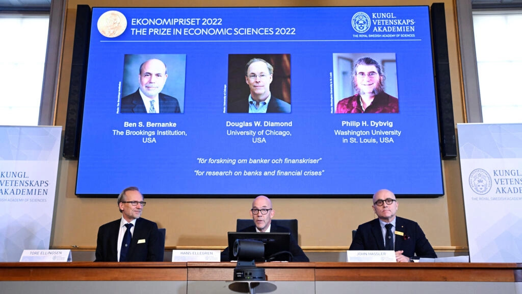 2022年のノーベル経済学賞は、銀行と金融危機に関する研究で、アメリカ人のベン・バーナンキ、ダグラス・ダイアモンド、フィリップ・ダイビッヒに贈られた（2022年10月10日付）。REUTERS / TT NEWS AGENCY経由