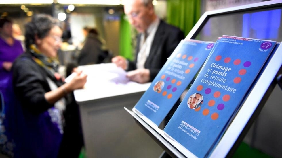 フランスでは、60歳から64歳の従業員の雇用率は35%で、ヨーロッパで最も低いものの1つです。(イラスト画像) © AFP/ジェラール・ジュリアン