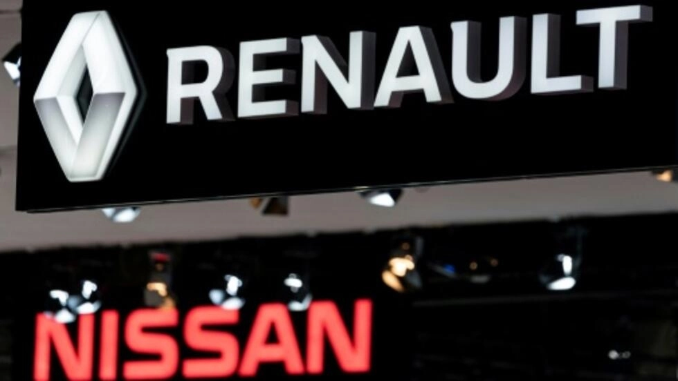 フランスと日本のメーカーは、アライアンスの条件を検討しています。ここでは、ルノーと日産のブランドのロゴです。AFP/ファイル