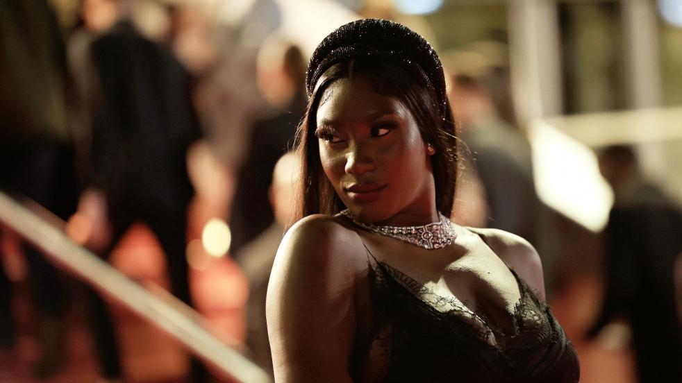 2022年11月18日、カンヌで開催された第24回NRJミュージックアワードで、フランス・マリの歌手中村綾。