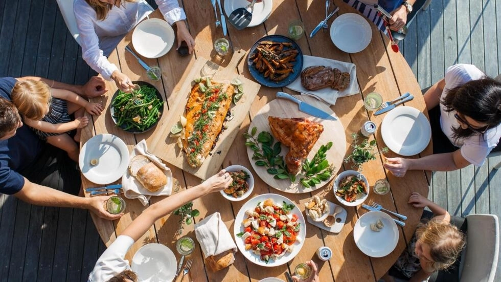 体のニーズ以上のものを食べると、余剰が埋蔵量に変換されます。© Unsplash - ルイサ・ブリンブル