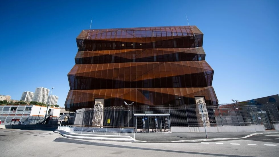 それぞれ16メガワットの電力を持つ3つの建物...25,000人の住民の都市に相当します。データセンターはエネルギーとスペースを消費します。© AFP/Clément Mahoudeau