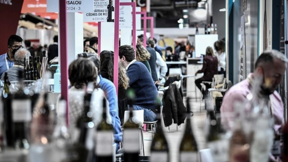 パリのVinexpoへの訪問者は、2022年版の間にワインを味わう(イラスト画像)。AFP - ステファネ・デ・サクーティン