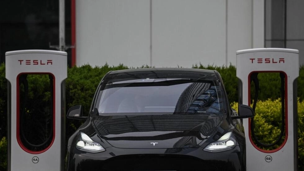 テスラの車は、2022年4月29日に北京のテスラ店の外の充電ステーションで充電されます。© AFP/ジェイド・ガオ
