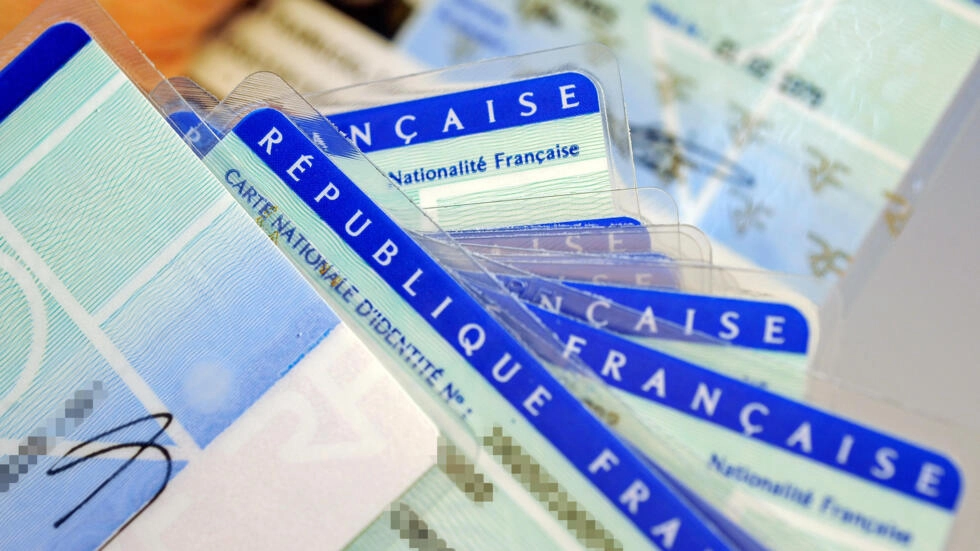 フランスの国民身分証明書。テロ犯罪で有罪判決を受けた二国間企業は、フランス国籍を剥奪される可能性がある。© ジャン=ピエール・ミュラー/AFP