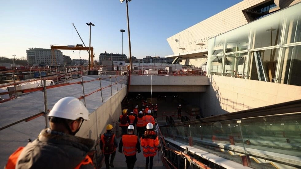 2023年2月13日、パリのポルト・マイヨ駅にあるオリンピック・パラリンピックの輸送施設の建設の全体像。AFP - ANNE-CHRISTINE POUJOULAT