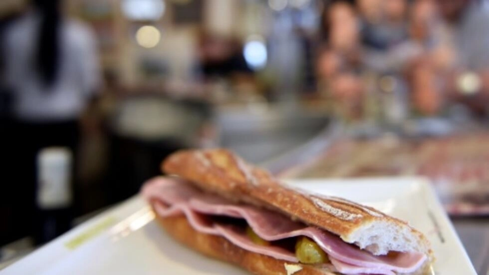 クラシックなジャンボン・ブルールサンドイッチ。ハムは、生産者が細菌を殺すために使用する亜硝酸塩添加物のためにピンク色ですが、食品安全グループが癌を引き起こすと言います。© Loic Venance/AFP