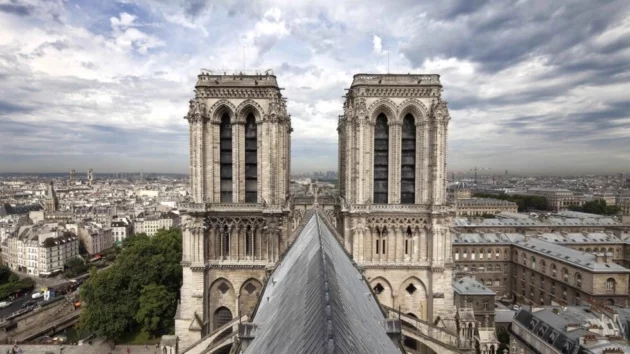 フランスの組織は、看板を英語のみに翻訳したとしてノートルダム大聖堂を訴える