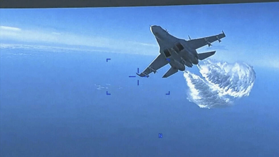 ペンタゴンは、黒海上の国際空域での米空軍監視ドローンの傍受の画像を公開した。AP