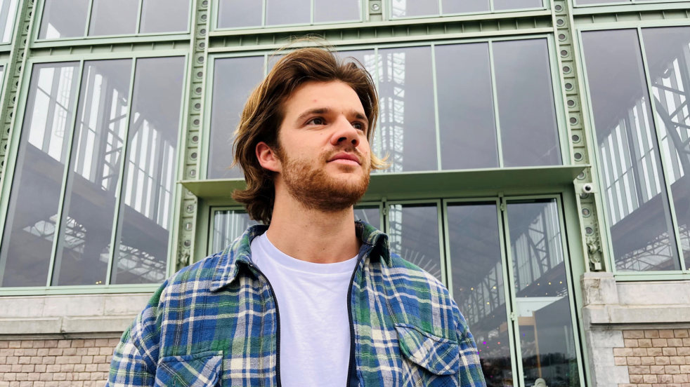 ベルギーの歌手MEWHY。