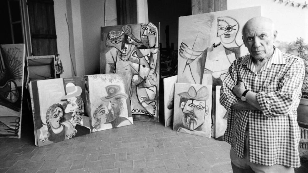1971年、南フランスのムージャンにある自宅とスタジオでスペインの画家で彫刻家のパブロ・ピカソ。© ラルフ・ガッティ / AFP