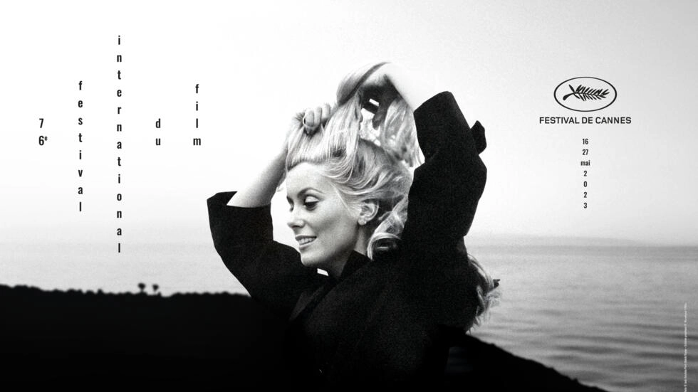 カンヌ映画祭の公式ポスター第76版は、映画「ラ・シャマデ」のセットで1968年にフランスの女優カトリーヌ・ドヌーヴを特集しています。© Photo Jack Garofalo Paris Match Scoop / グラフィックデザイン Hartland Villa