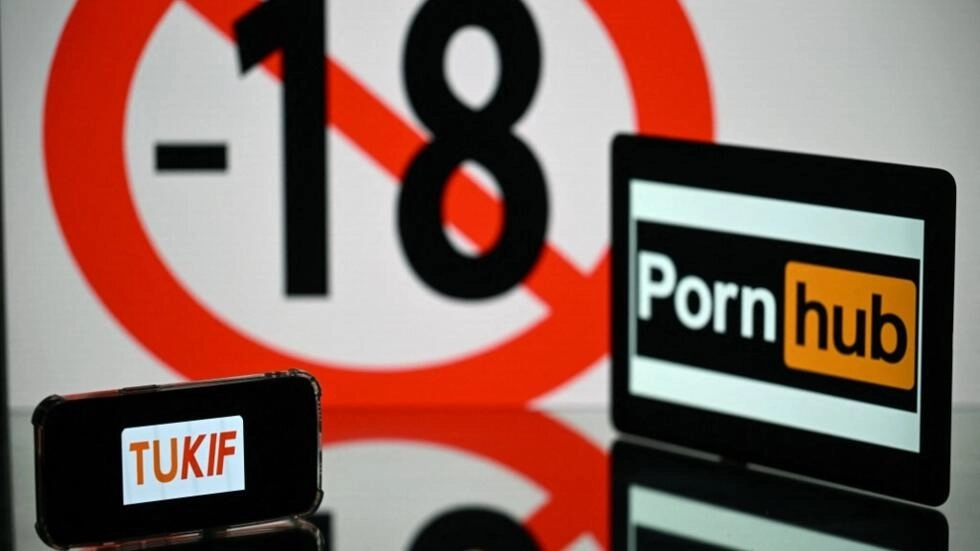フランスのメディア規制当局であるArcomは、18歳未満からブロックしようとする試みにもかかわらず、ますます多くの未成年者がPornhubやTukifなどのアダルトウェブサイトにアクセスしていると述べています。© AFP - ライオネル・ボナベンチャー