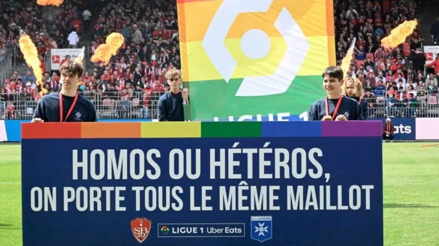 何人かの選手は、サッカーにおける同性愛嫌悪に対する毎年恒例のキャンペーン中に、リーグ1とリーグ2の試合に参加することを拒否した。© AFP / ダミアン・マイヤー