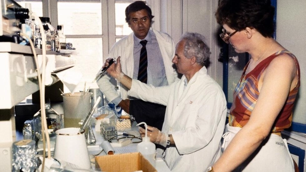 パリのパスツール研究所の研究室で、エイズを引き起こすウイルスの発見に参加したJean-Claude Chermann(左)とFrancoise Barre-Sinoussi教授。© AFP - ミシェル・クレメント