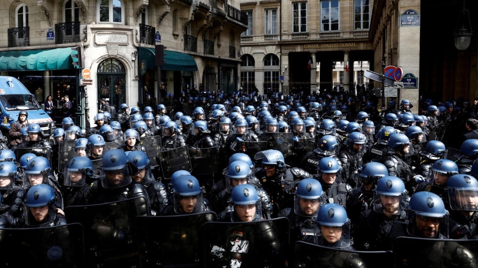 フランスの憲兵とCRS機動隊は、2023年4月13日にパリで、フランス政府の年金改革に対する全国的なストライキと抗議の12日目の一環として、憲法評議会(Conseil Constitutionnel)の前に立っています。© ロイター - ステファン・マヘ
