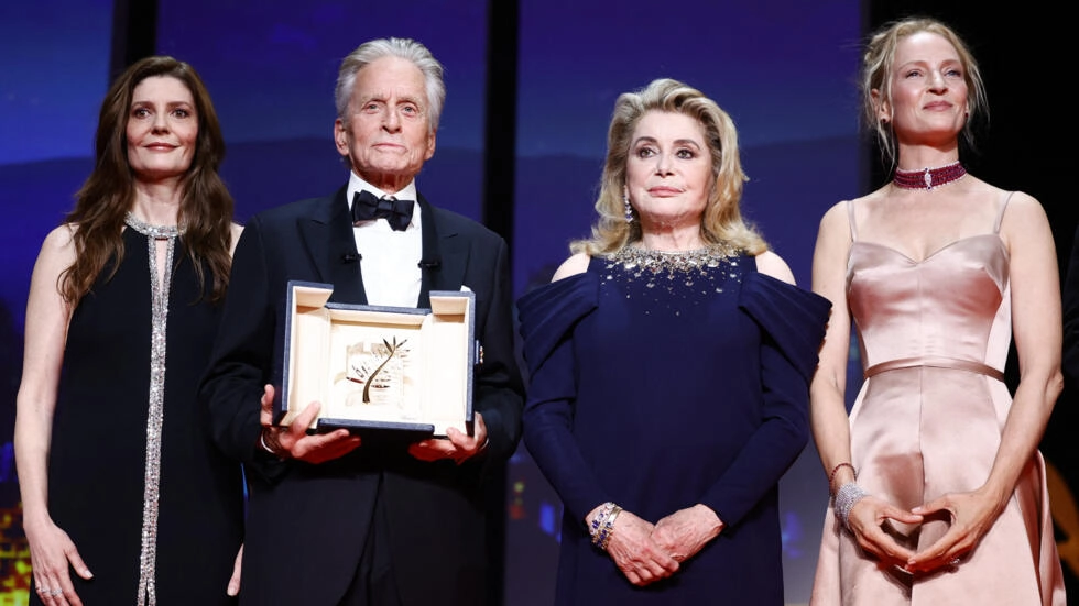 2023年5月16日、第76回カンヌ映画祭の開会式でステージに立つキアラ・マストロヤンニ、マイケル・ダグラス、カトリーヌ・ドヌーヴ、ウマ・サーマン。ロイター - サラ・メイソニエ