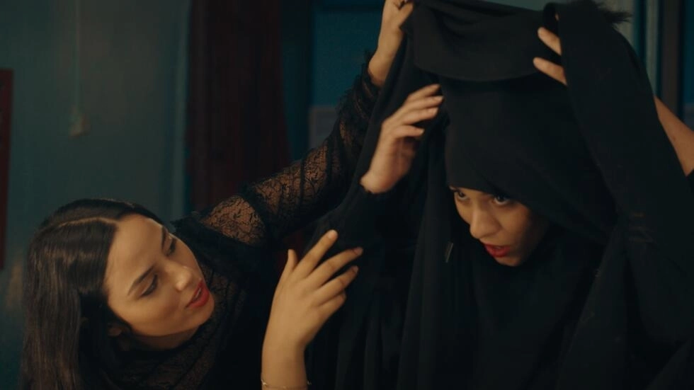 チュニジアの監督カウザー・ベン・ハニアによる映画「4人の娘」(「Les Filles d'Olfa」)のシーンは、2023年のカンヌ映画祭のコンペティションで上映されています。© Tanit Films / パーティーフィルムセールス