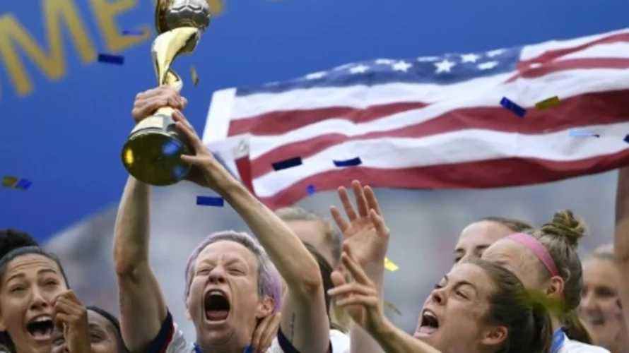 フォワードのMegan Rapinoeは、2019年7月7日にDécines-Charpieu AFP/Archivesで2019年女子ワールドカップの決勝で米国がオランダに勝利した後、トロフィーを掲げる