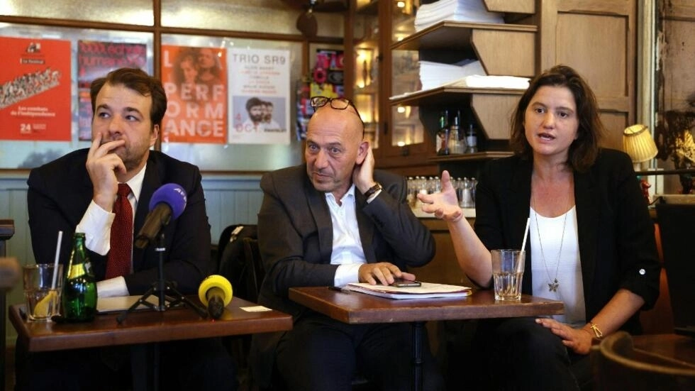 Anticorの弁護士であるJean-Baptiste Soufron（右）と、腐敗防止協会であるAnticorの会長であるElise Van Beneden（右）は、2022年10月4日にパリで記者会見を開きます。© GEOFFROY VAN DER HASSELT / AFP