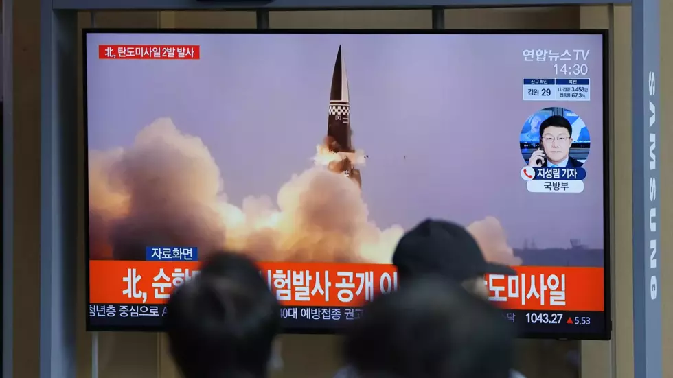 北朝鮮の潜水艦が発射した弾道ミサイル。(イラスト画像) © AP Photo / イ・ジンマン