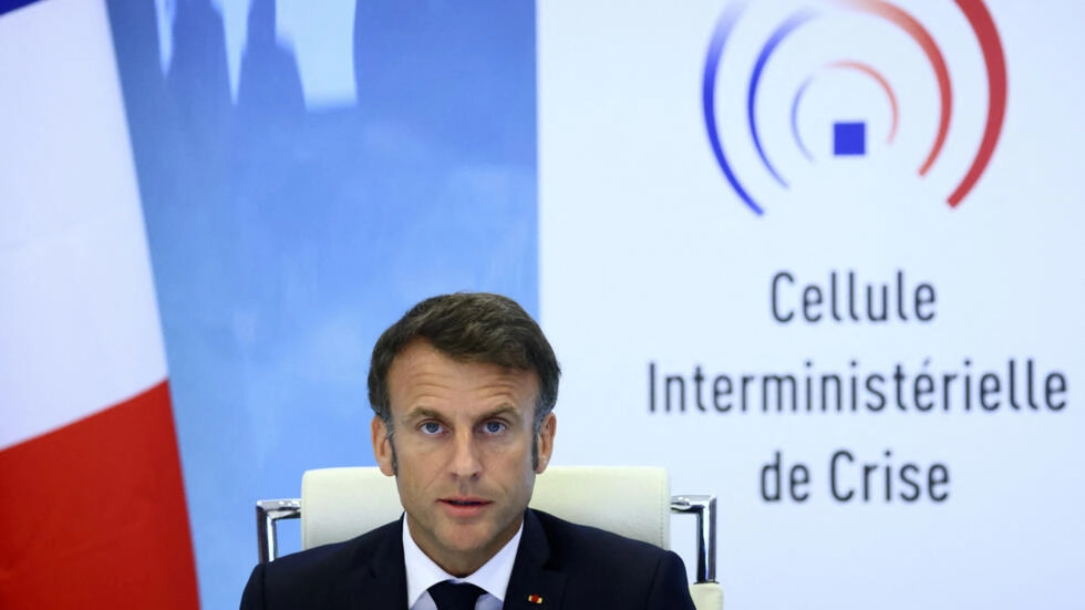 フランスのエマニュエル・マクロン大統領は、2023年6月30日金曜日にパリの内務省で3夜連続で暴動が勃発した後、緊急政府会議の後に講演します。AP - イヴ・ハーマン