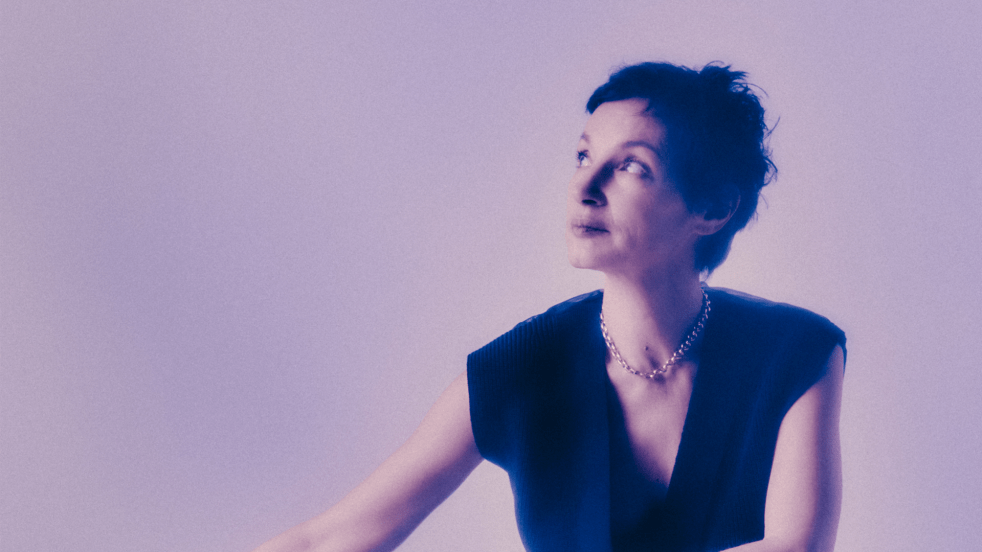 フランスの女優で歌手のジャンヌ・バリバルが5枚目のアルバムをリリースする。