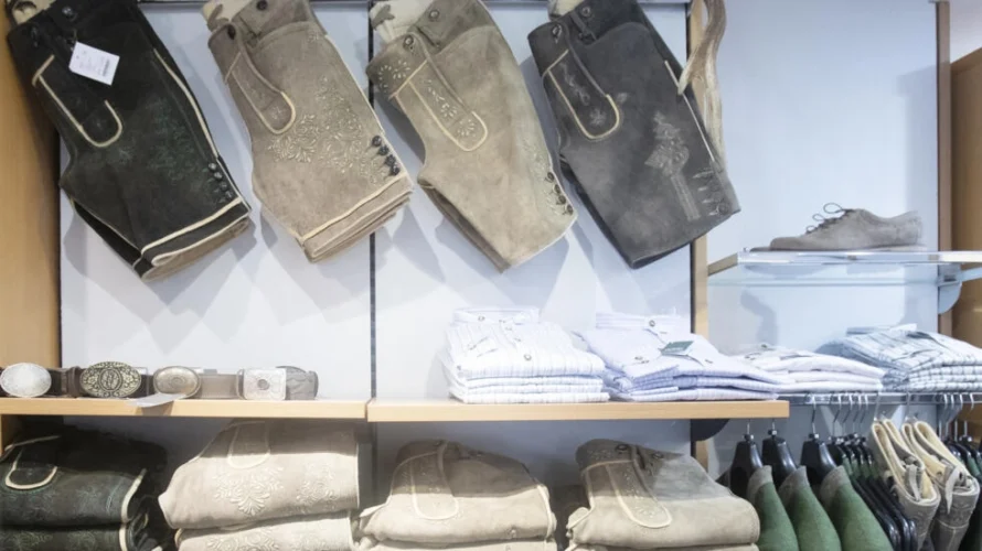 オーストリアのバート・イシュルの店舗での伝統衣装の販売。© AFP / アレックス・ハラダ