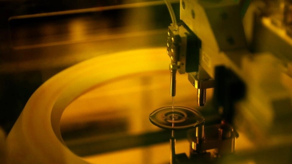 パリ近郊の半導体工場での電子チップの製造プロセス。© AFP - トーマス・サムソン